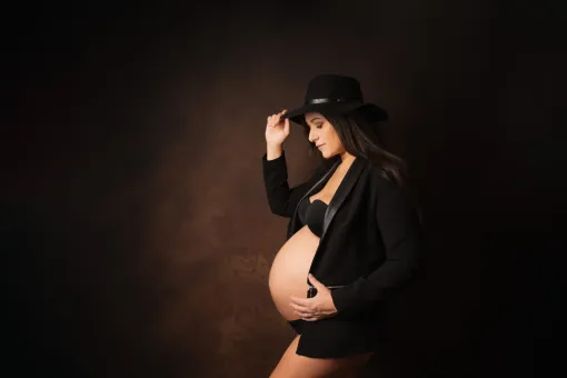 Photographe professionnelle shooting photo grossesse en studio à Besançon, Besançon, TAILS PHOTOGRAPHIE