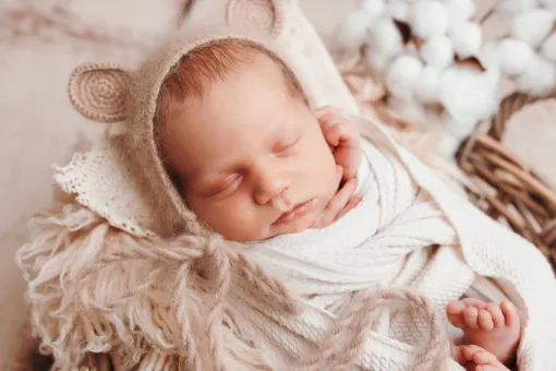 Photographe shooting naissance garçon à Besançon