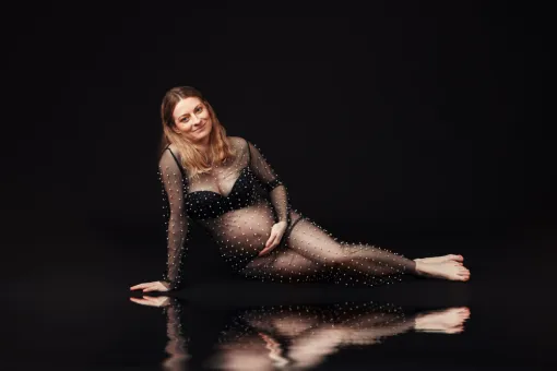 Photographe à Besançon : shooting grossesse en studio avec prêt de robes