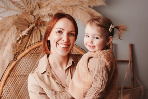 Shooting photo mère et fille en studio à Besançon