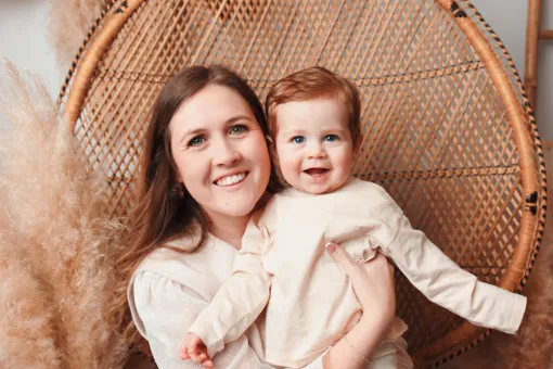 Photographe à Besançon : shooting Maman et bébé en studio