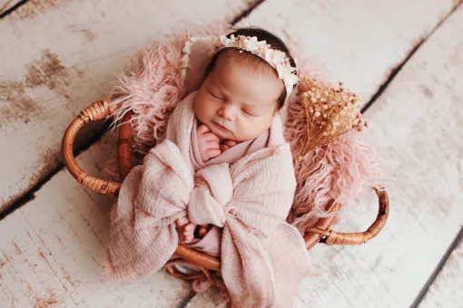 Photographe à Besançon : shooting nouveau-né avec décors en studio