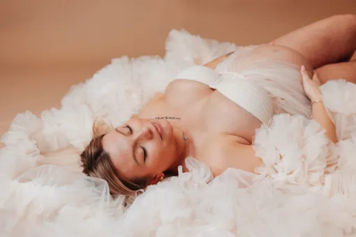 Photographe à Besançon : séance photo grossesse glamour en studio