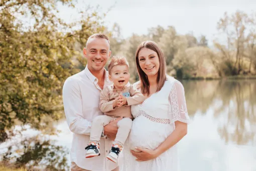 Photographe à Besançon séance photo grossesse en famille 