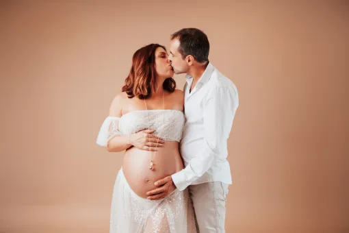 Photographe à Besançon shooting grossesse en studio avec prêt de robes