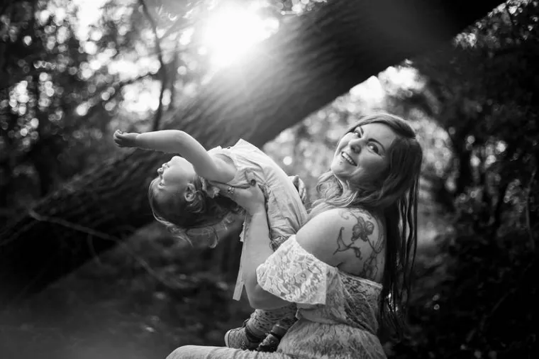 Photographe professionnelle pour une séance photo en famille en extérieur, Besançon, TAILS PHOTOGRAPHIE