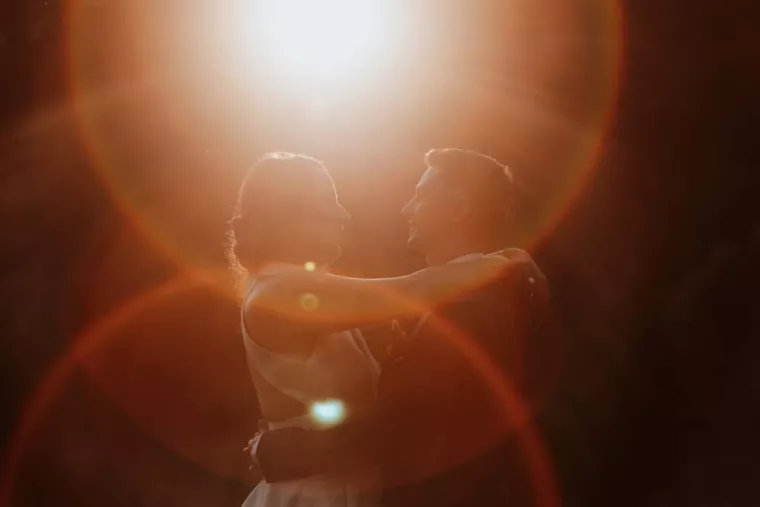 Photos de couple à la golden hour avec votre photographe de mariage dans le Doubs, Besançon, TAILS PHOTOGRAPHIE