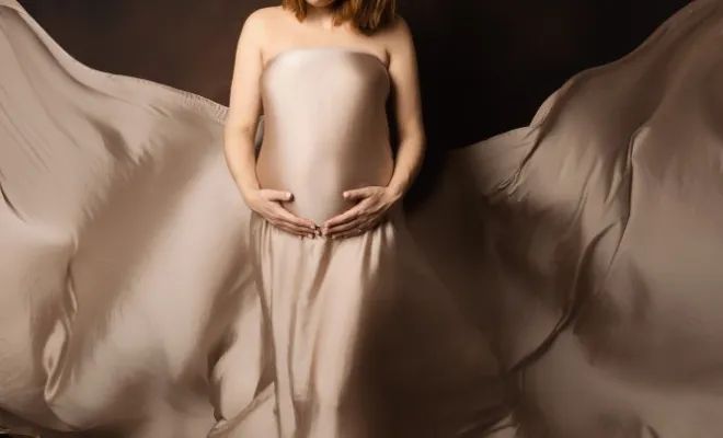 Shooting photo grossesse avec prêt de robes et accessoires en studio à Besançon, Besançon, TAILS PHOTOGRAPHIE