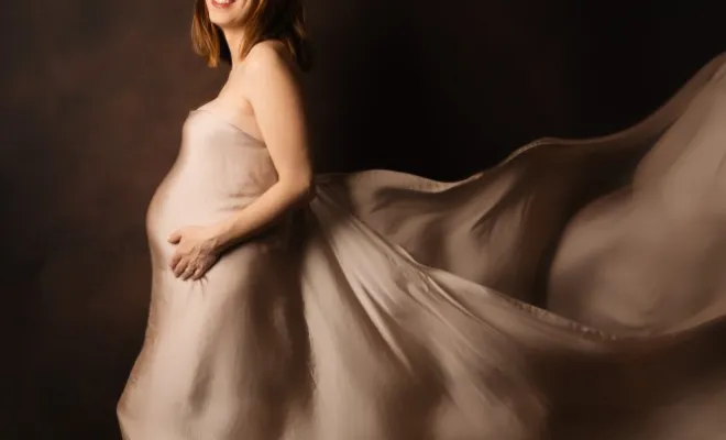 Shooting photo grossesse avec prêt de robes et accessoires en studio à Besançon, Besançon, TAILS PHOTOGRAPHIE