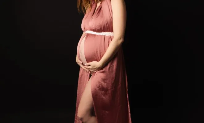 Shooting photo grossesse avec prêt de robes et accessoires en studio à Besançon, Besançon, TAILS PHOTOGRAPHIE