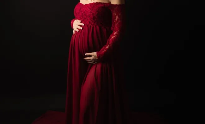 Shooting photo grossesse avec prêt de robes et accessoires en studio à Besançon, Besançon, TAILS PHOTOGRAPHIE