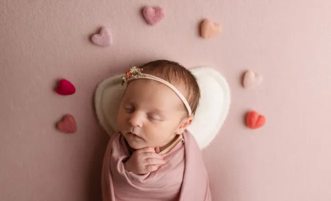 Photographe professionnelle shooting photo nouveau né avec emmaillotage et décor en studio à Besançon, Besançon, TAILS PHOTOGRAPHIE