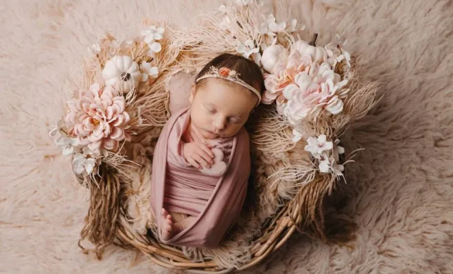 Photographe professionnelle shooting photo nouveau né avec emmaillotage et décor en studio à Besançon, Besançon, TAILS PHOTOGRAPHIE