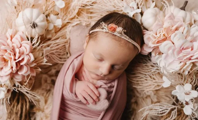 Photographe professionnelle shooting photo nouveau né avec emmaillotage et décor en studio à Besançon, Besançon, TAILS PHOTOGRAPHIE