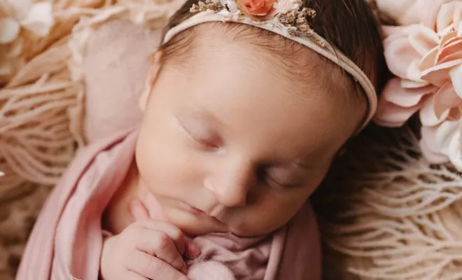 Photographe professionnelle shooting photo nouveau né avec emmaillotage et décor en studio à Besançon, Besançon, TAILS PHOTOGRAPHIE