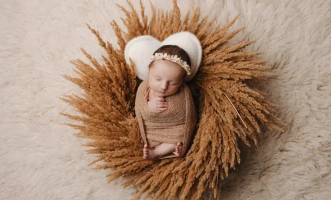 Photographe professionnelle shooting photo nouveau né avec emmaillotage et décor en studio à Besançon, Besançon, TAILS PHOTOGRAPHIE