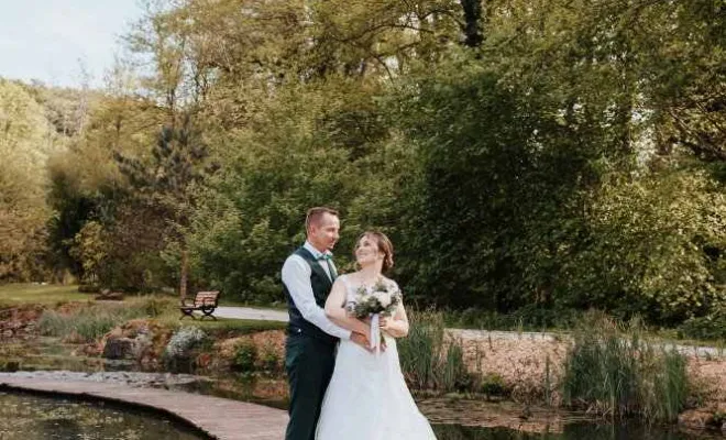 Photographe professionnelle de mariage au Moulin de la Mangue en Franche-Comté, Besançon, TAILS PHOTOGRAPHIE