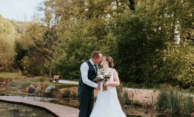 Photographe professionnelle de mariage au Moulin de la Mangue en Franche-Comté, Besançon, TAILS PHOTOGRAPHIE