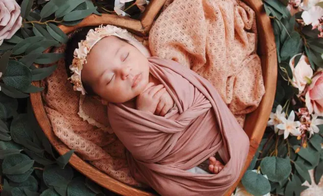 Shooting photo de nouveau-né emmailloté à Besançon, Besançon, TAILS PHOTOGRAPHIE