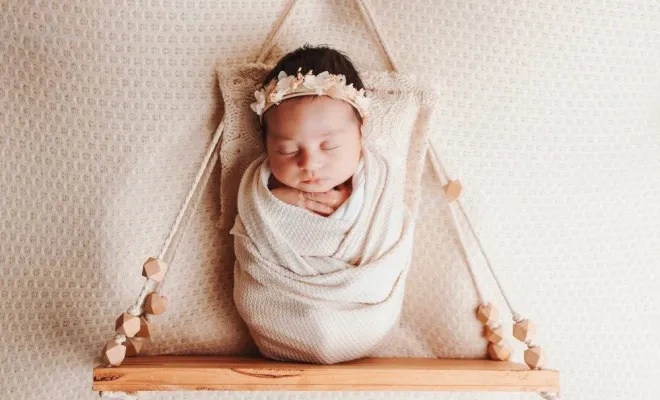 Shooting photo de nouveau-né emmailloté à Besançon, Besançon, TAILS PHOTOGRAPHIE