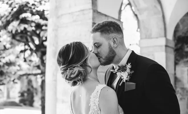 Photographe professionnelle de mariage en Franche-Comté découverte des mariés, Besançon, TAILS PHOTOGRAPHIE