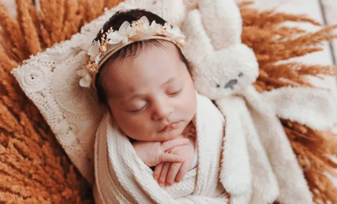 Shooting photo de nouveau-né emmailloté à Besançon, Besançon, TAILS PHOTOGRAPHIE