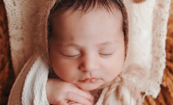 Shooting photo de nouveau-né emmailloté à Besançon, Besançon, TAILS PHOTOGRAPHIE