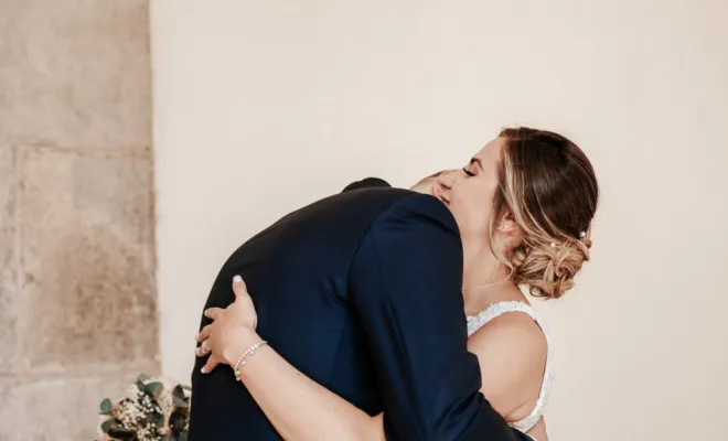 Photographe professionnelle de mariage en Franche-Comté découverte des mariés, Besançon, TAILS PHOTOGRAPHIE