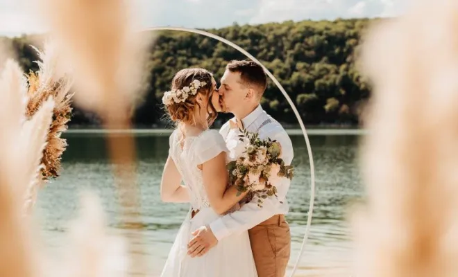 Photographe professionnelle mariage en elopement en pleine nature à Vouglans Jura, Besançon, TAILS PHOTOGRAPHIE
