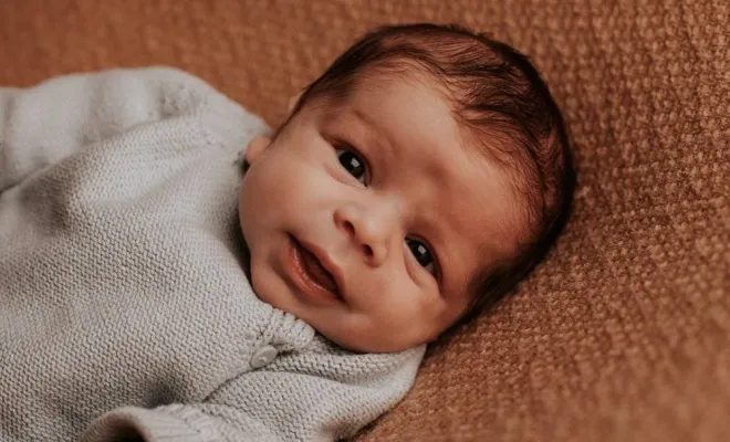 Photographe professionnelle pour shooting photo naissance en famille à Besançon, Besançon, TAILS PHOTOGRAPHIE