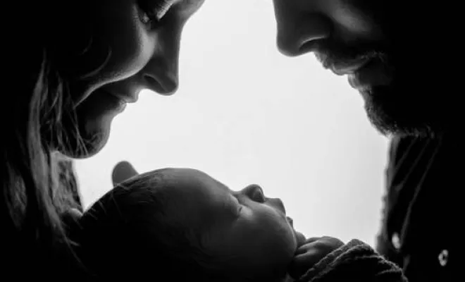 Photographe professionnelle pour shooting photo naissance en famille à Besançon, Besançon, TAILS PHOTOGRAPHIE