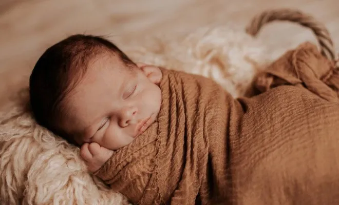 Photographe professionnelle pour shooting photo naissance en famille à Besançon, Besançon, TAILS PHOTOGRAPHIE