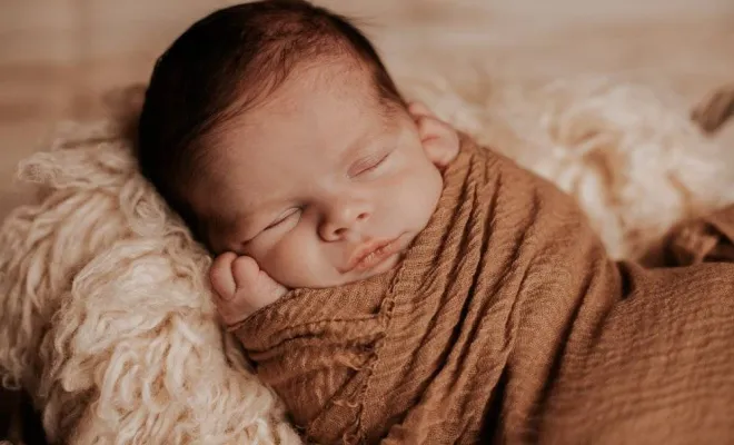 Photographe professionnelle pour shooting photo naissance en famille à Besançon, Besançon, TAILS PHOTOGRAPHIE