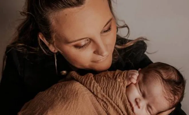 Photographe professionnelle pour shooting photo naissance en famille à Besançon, Besançon, TAILS PHOTOGRAPHIE