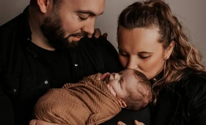 Photographe professionnelle pour shooting photo naissance en famille à Besançon, Besançon, TAILS PHOTOGRAPHIE