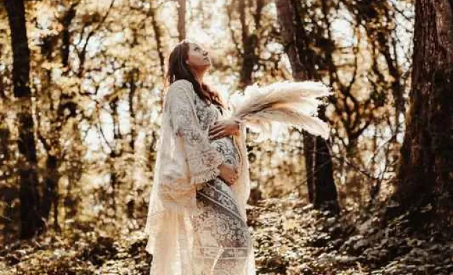 Photographe professionnelle séance grossesse bohème en pleine nature à Besançon, Besançon, TAILS PHOTOGRAPHIE