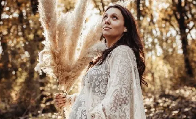 Photographe professionnelle séance grossesse bohème en pleine nature à Besançon, Besançon, TAILS PHOTOGRAPHIE