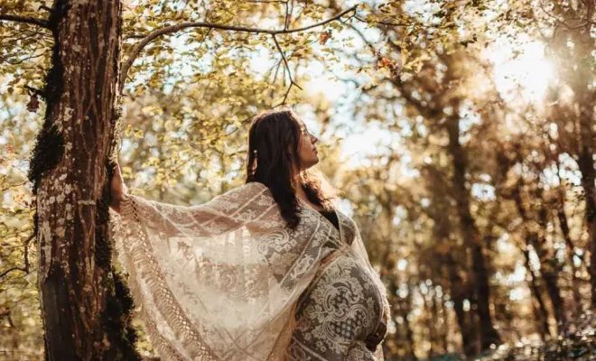 Photographe professionnelle séance grossesse bohème en pleine nature à Besançon, Besançon, TAILS PHOTOGRAPHIE