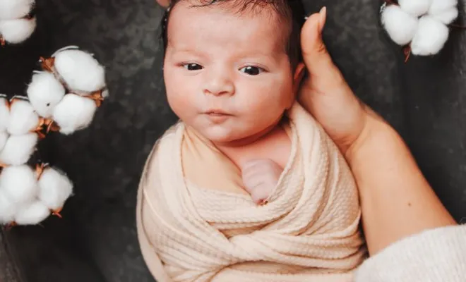 Photographe professionnelle séance photo bain bébé emmailloté à Besançon, Besançon, TAILS PHOTOGRAPHIE