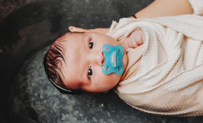 Photographe professionnelle séance photo bain bébé emmailloté à Besançon, Besançon, TAILS PHOTOGRAPHIE