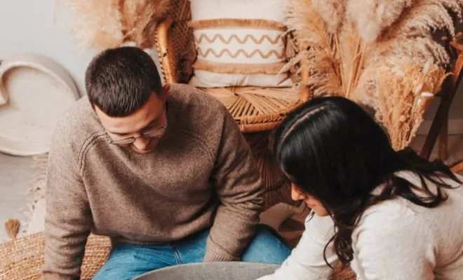 Photographe professionnelle séance photo bain bébé emmailloté à Besançon, Besançon, TAILS PHOTOGRAPHIE