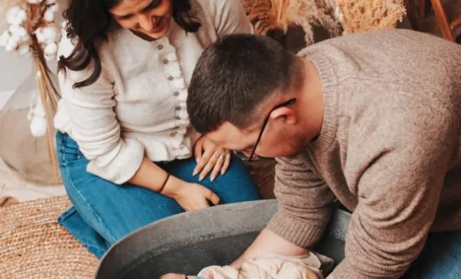 Photographe professionnelle séance photo bain bébé emmailloté à Besançon, Besançon, TAILS PHOTOGRAPHIE