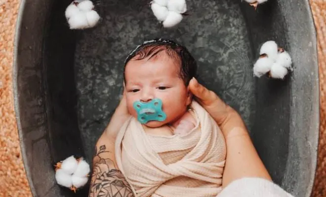 Photographe professionnelle séance photo bain bébé emmailloté à Besançon, Besançon, TAILS PHOTOGRAPHIE