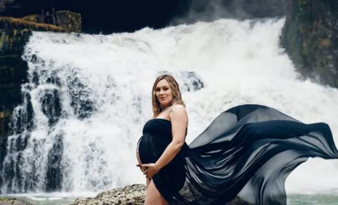 Photographe professionnelle séance photo grossesse avec voilages à Besançon, Besançon, TAILS PHOTOGRAPHIE