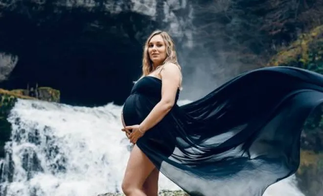 Photographe professionnelle séance photo grossesse avec voilages à Besançon, Besançon, TAILS PHOTOGRAPHIE