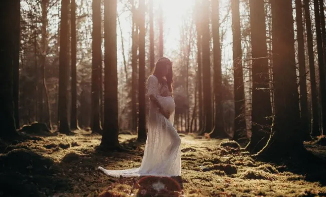 Photographe professionnelle séance photo grossesse en pleine nature à Besançon, Besançon, TAILS PHOTOGRAPHIE