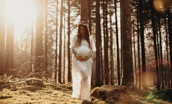 Photographe professionnelle séance photo grossesse en pleine nature à Besançon, Besançon, TAILS PHOTOGRAPHIE