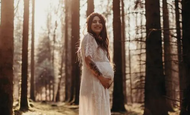 Photographe professionnelle séance photo grossesse en pleine nature à Besançon, Besançon, TAILS PHOTOGRAPHIE