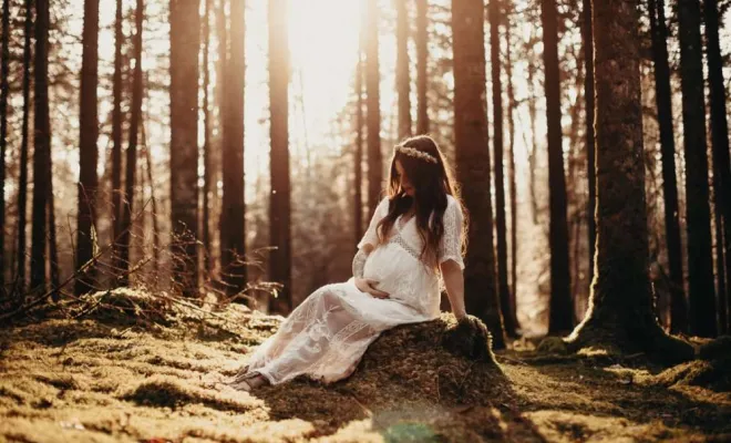 Photographe professionnelle séance photo grossesse en pleine nature à Besançon, Besançon, TAILS PHOTOGRAPHIE