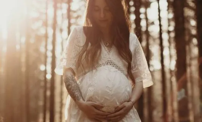 Photographe professionnelle séance photo grossesse en pleine nature à Besançon, Besançon, TAILS PHOTOGRAPHIE